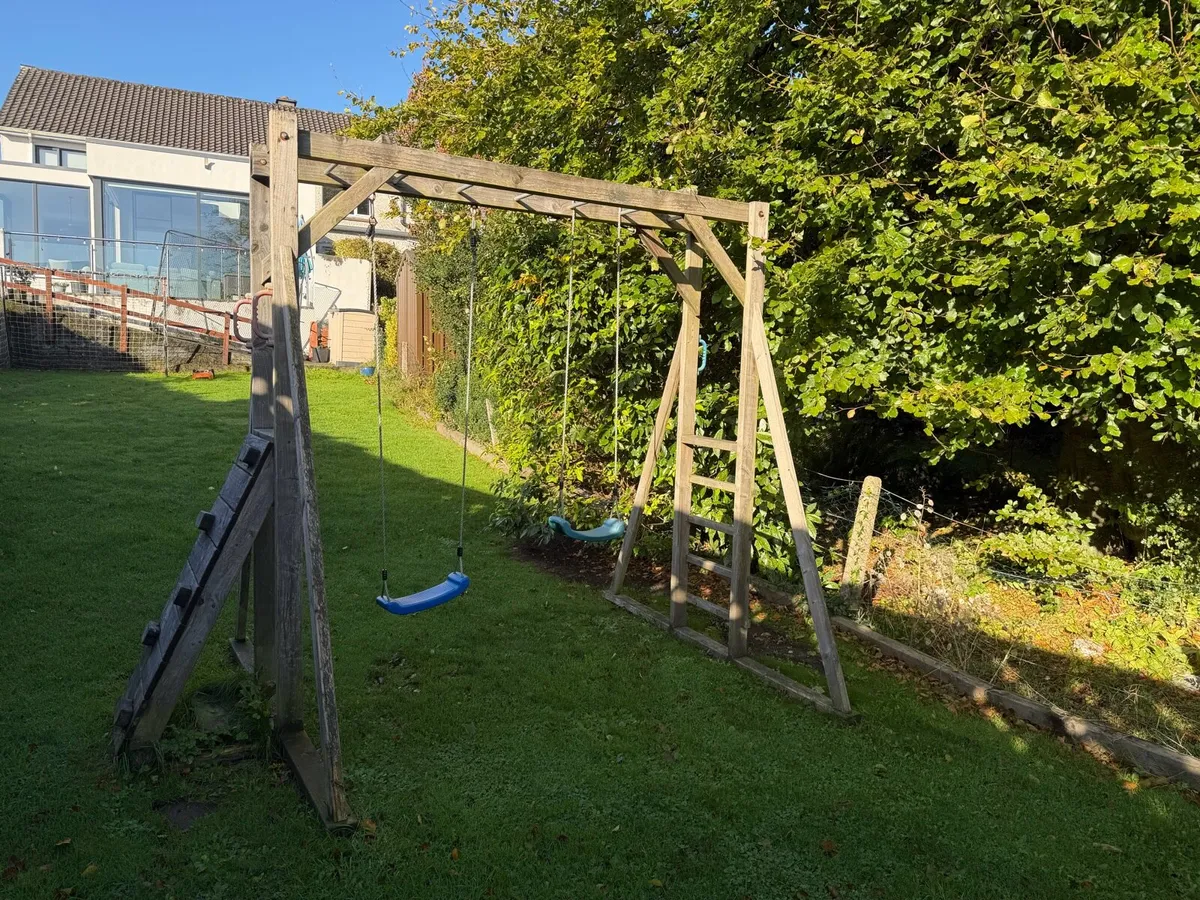 Tree house and swings - Image 3