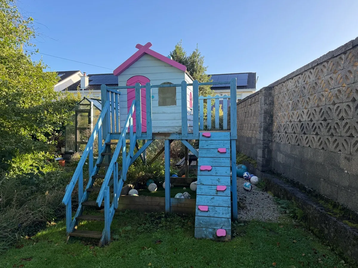 Tree house and swings - Image 4