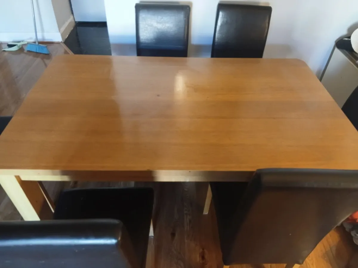 Table and chairs - Image 1