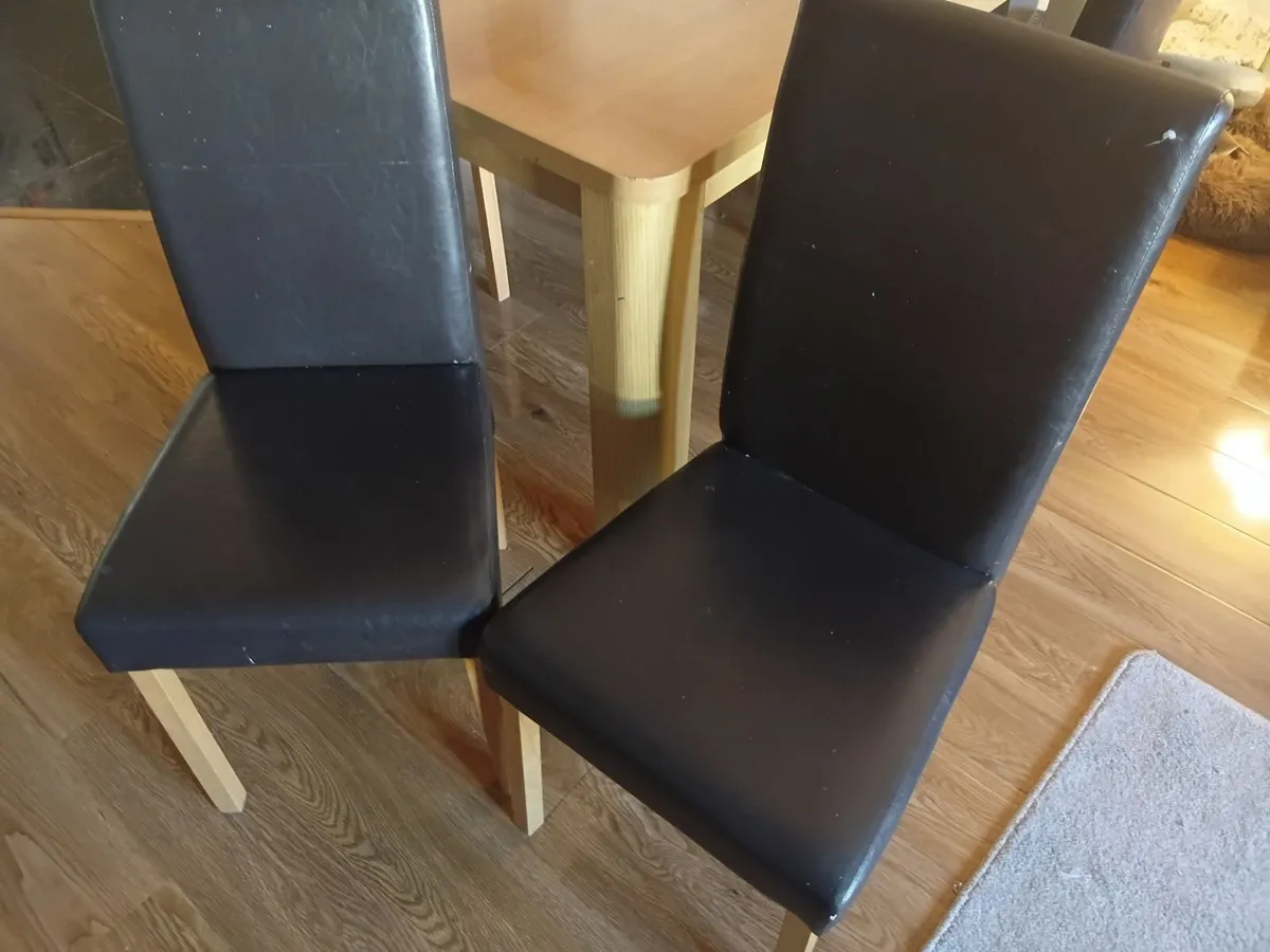 Table and chairs - Image 2
