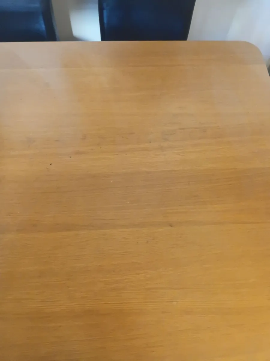 Table and chairs - Image 3