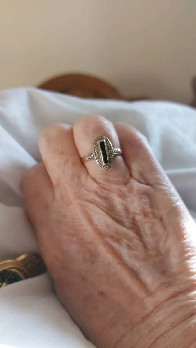 9ct gold ring - Image 1