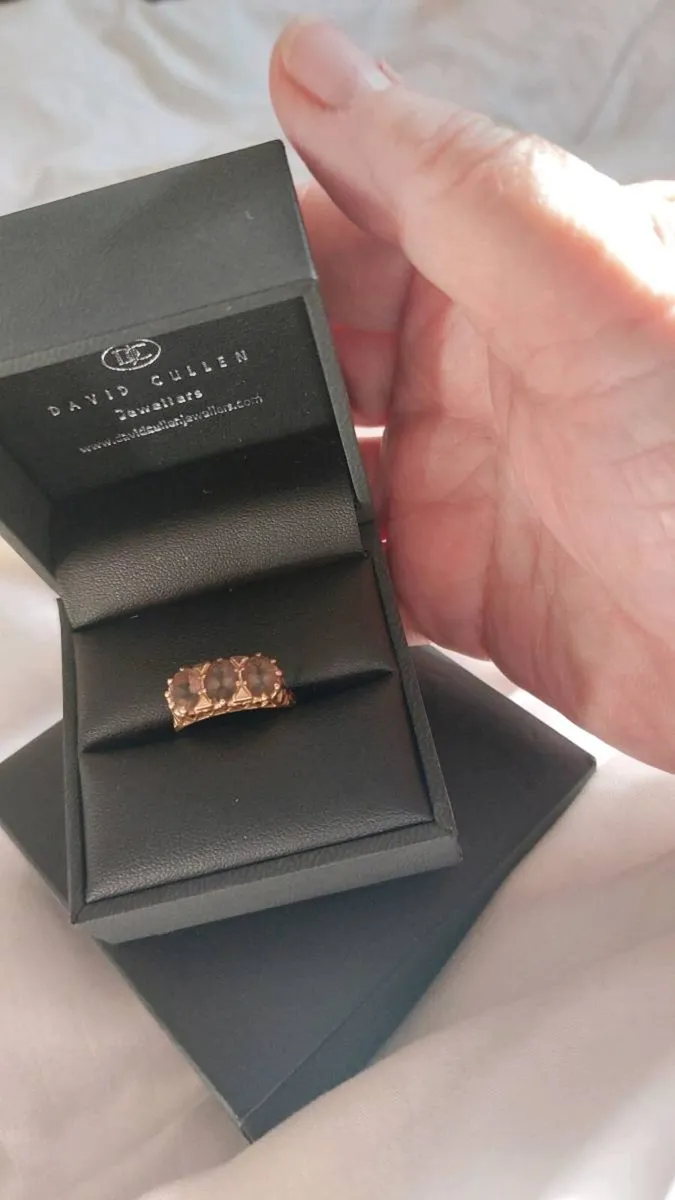 9ct gold ring - Image 1