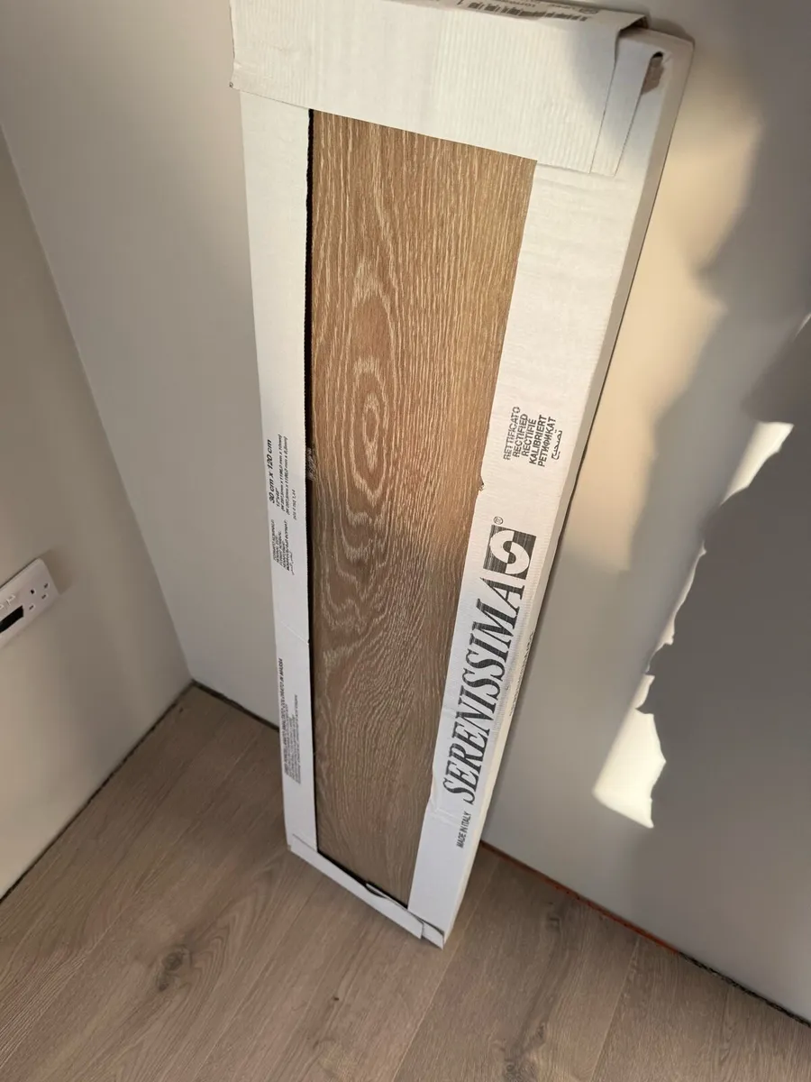 Wood effect floor tiles - Image 4