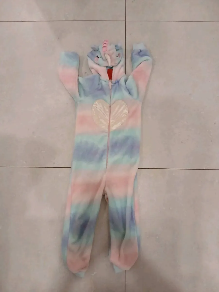 Kids clothes and booster seat - Image 3
