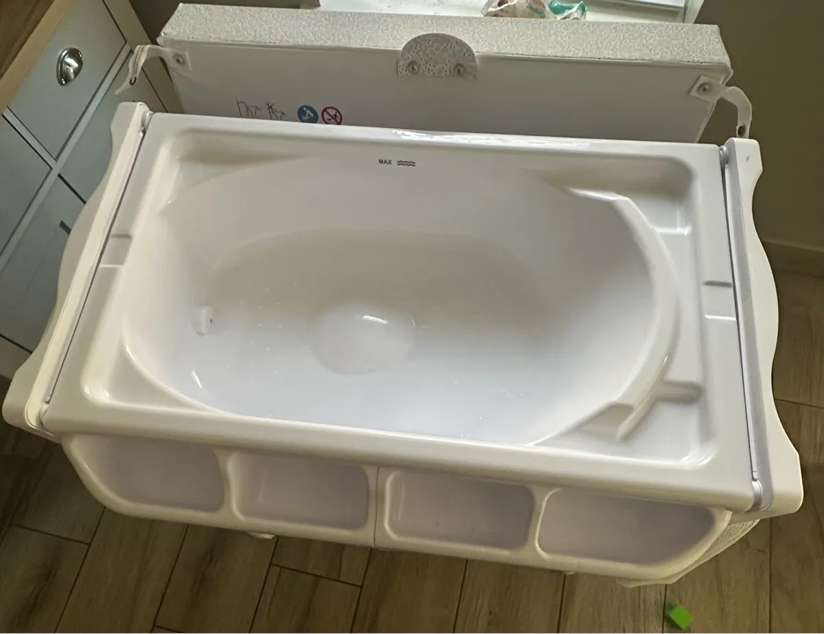 Babylo changing table and bath - Image 3