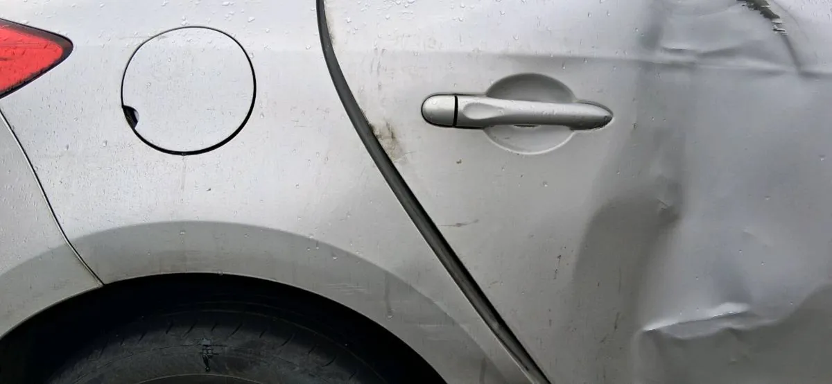Renault megane damaged door - Image 3