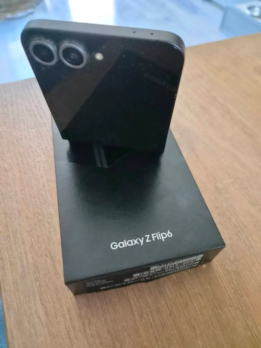 Samsung Galaxy Z Flip6 - Image 1