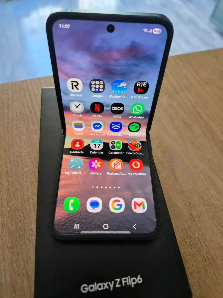 Samsung Galaxy Z Flip6 - Image 2