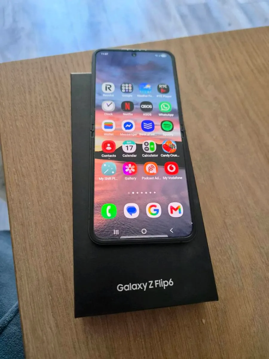 Samsung Galaxy Z Flip6 - Image 3