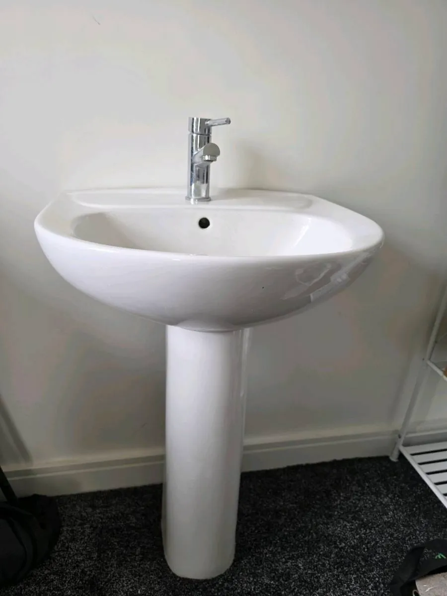 Sink unit with accessories - Image 1