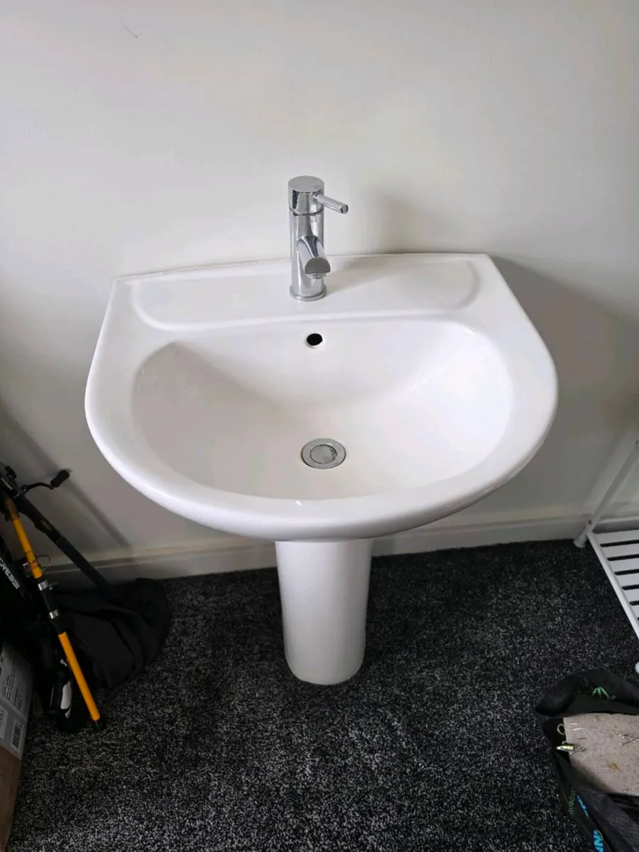 Sink unit with accessories - Image 2