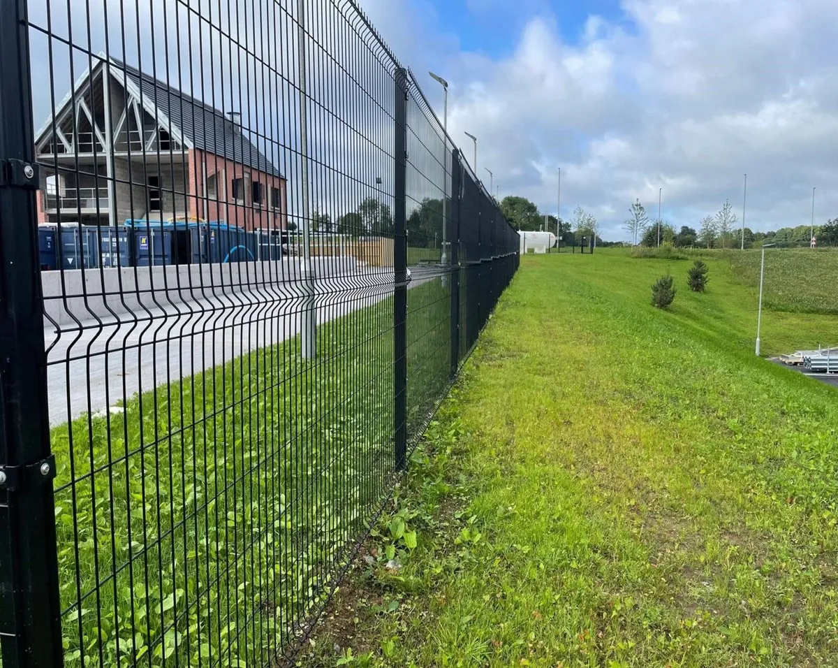 V mesh Fence - Image 1