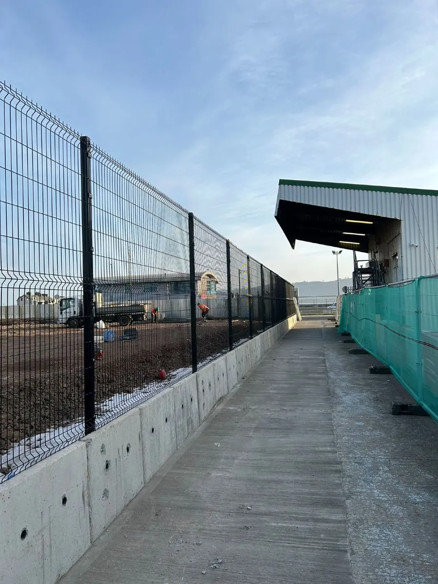V mesh Fence - Image 3