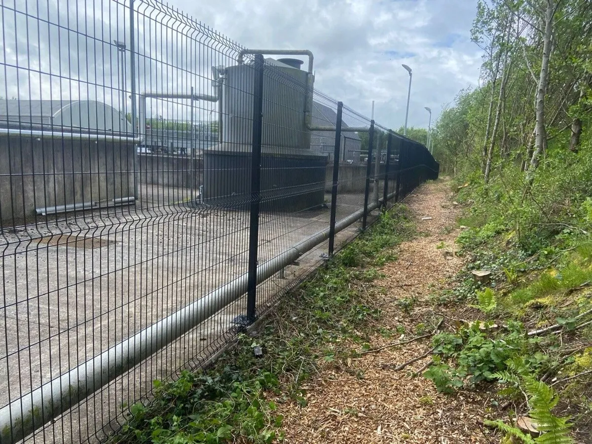 V mesh Fence - Image 4