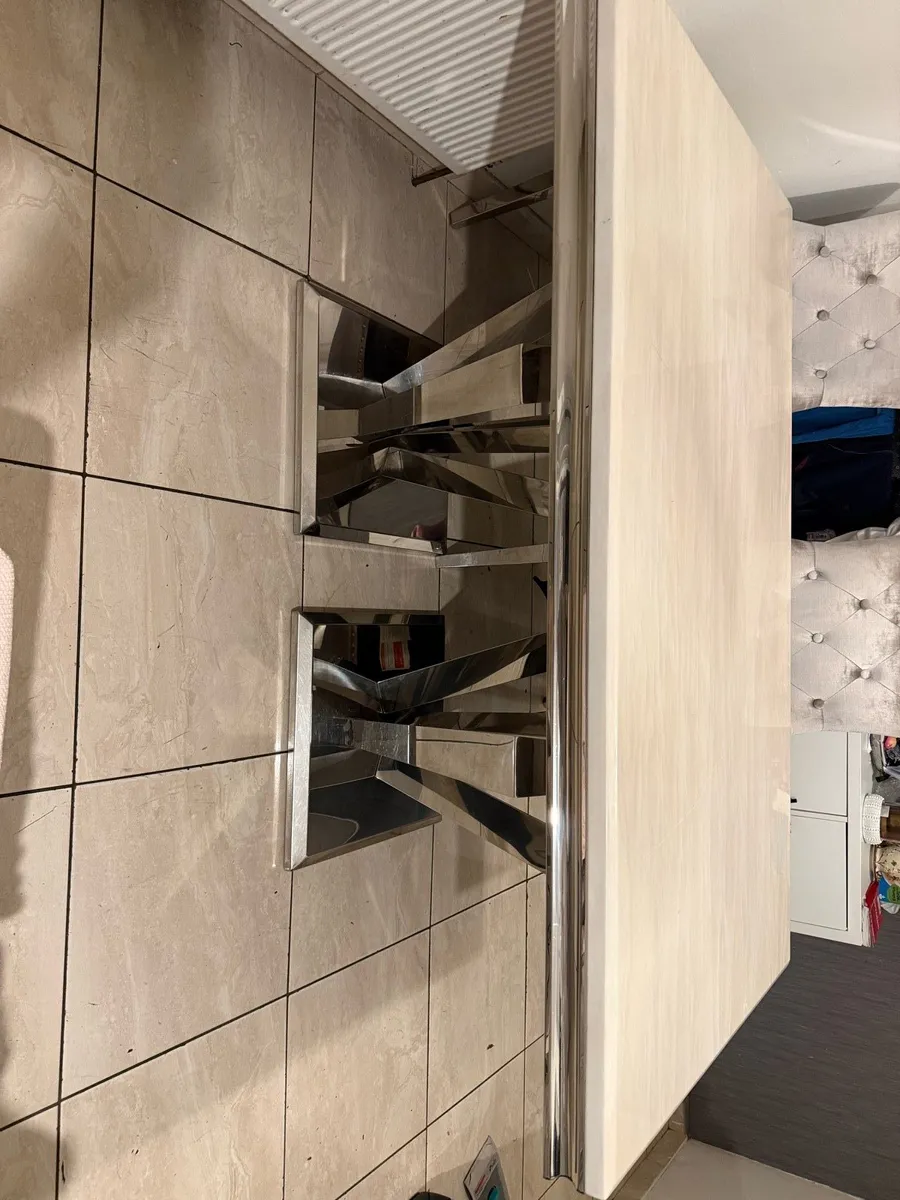 Table 4 chairs - Image 3