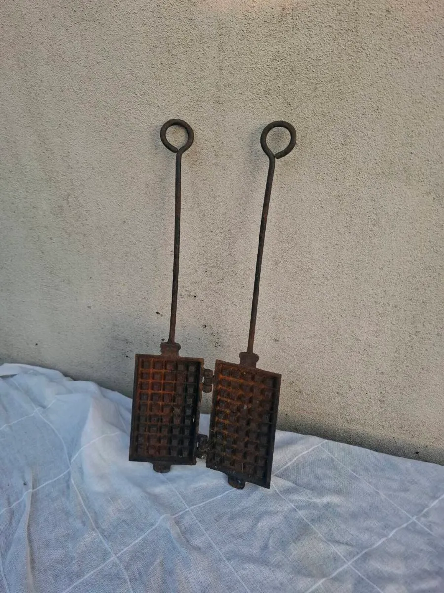 Antique cast iron waffles maker