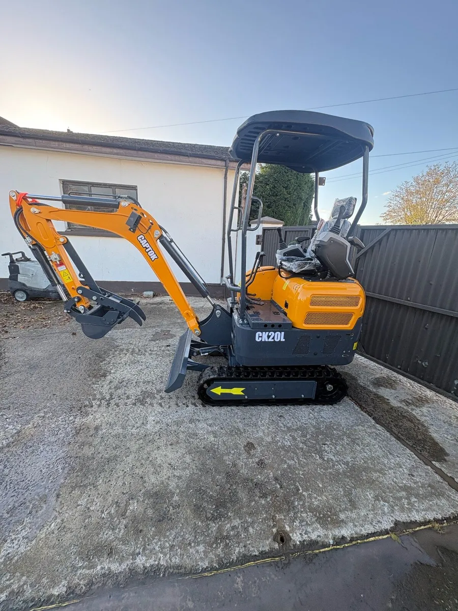 Captock 2 Ton Mini Digger . Swing boom Diesel - Image 1