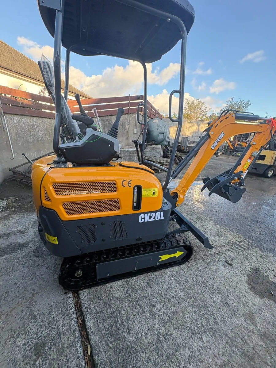 Captock 2 Ton Mini Digger . Swing boom Diesel - Image 2