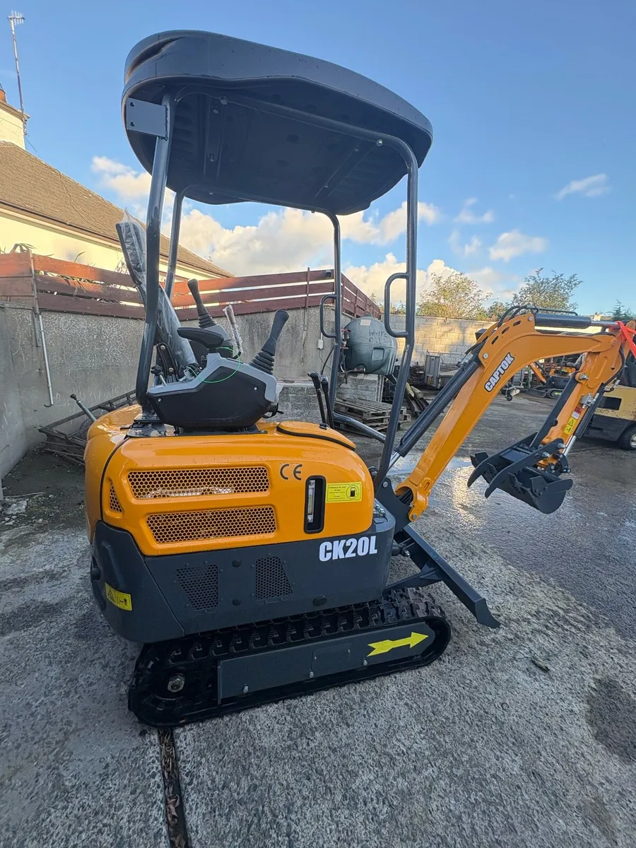 Captock 2 Ton Mini Digger . Swing boom Diesel - Image 3