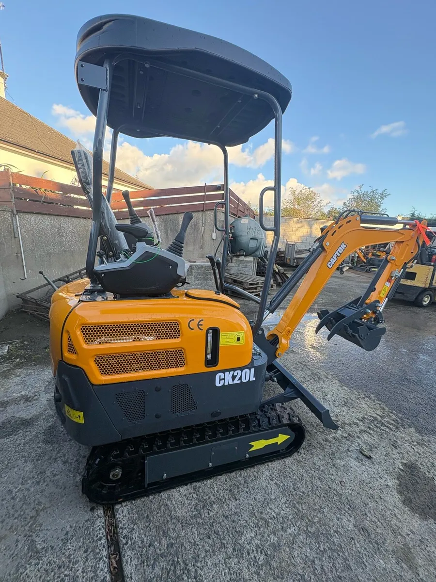 Captock 2 Ton Mini Digger . Swing boom Diesel - Image 4