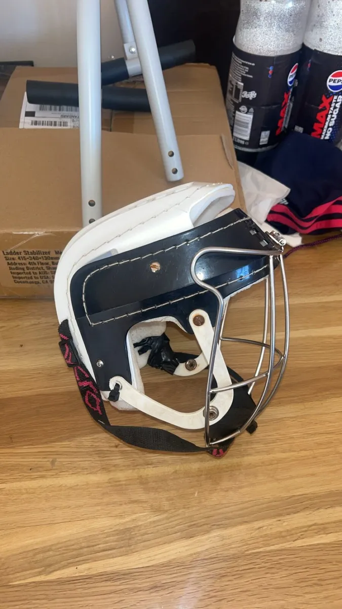 Hurling helmet - Image 2