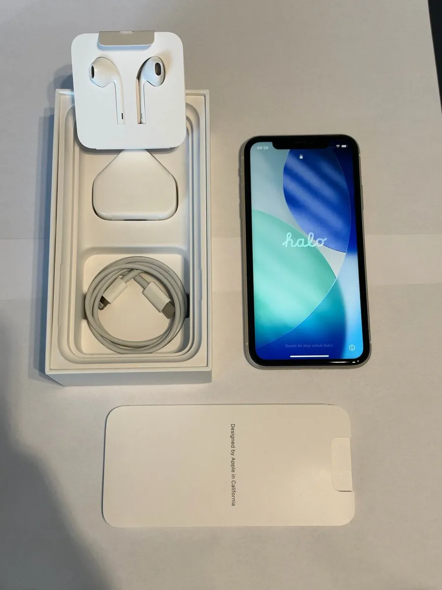 iPhone 11 - Image 2