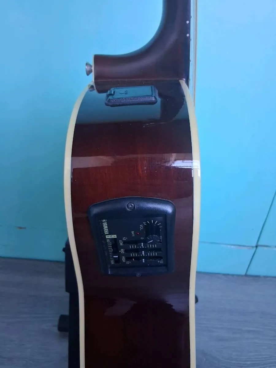 Yamsha Guitar. - Image 3