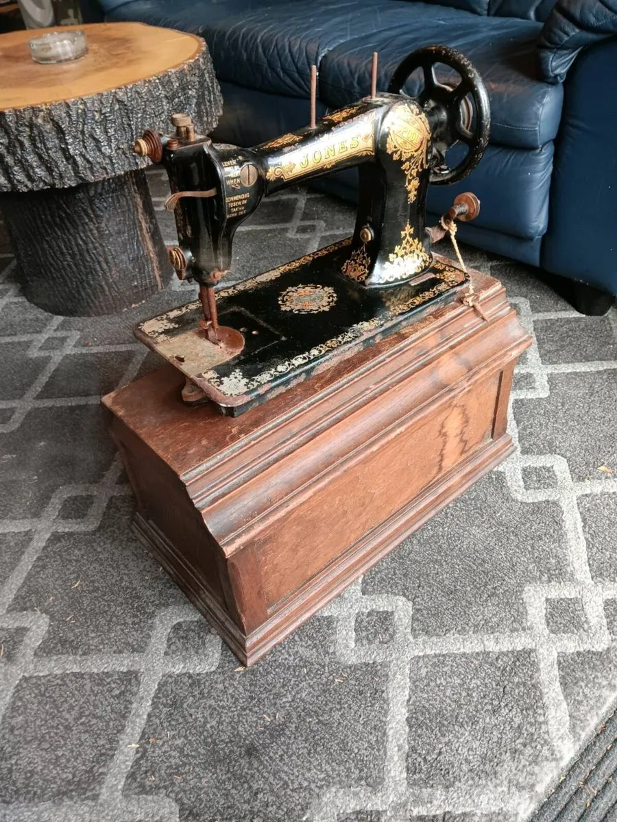 Vintage sewing machine - Image 3