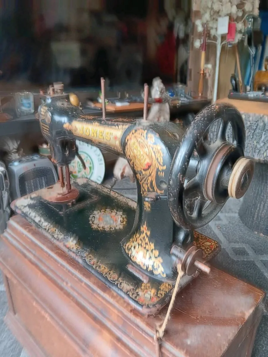 Vintage sewing machine - Image 4