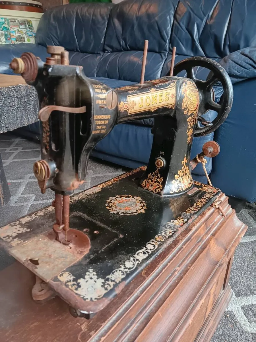 Vintage sewing machine - Image 1