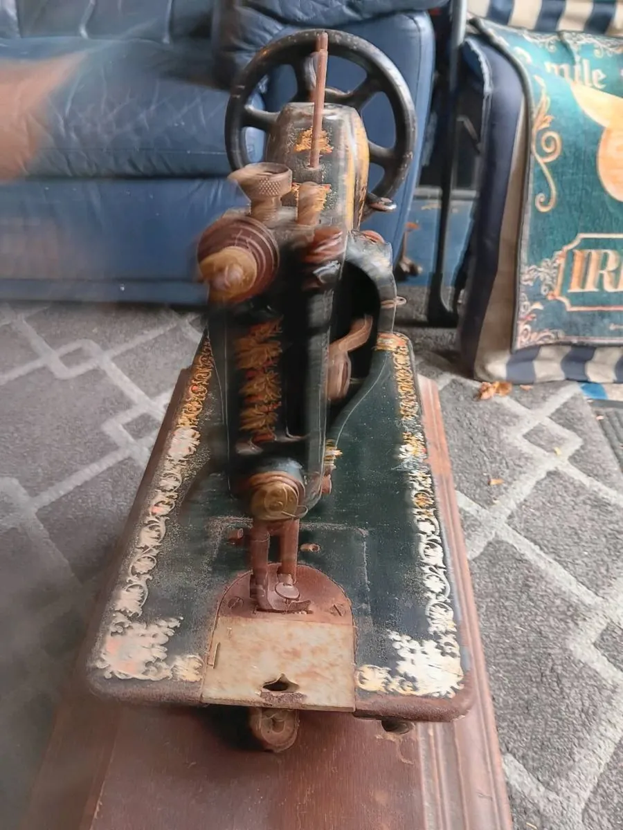 Vintage sewing machine - Image 2