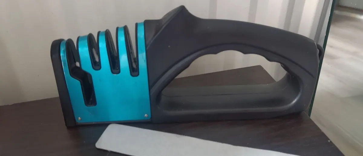 knives and scissors sharpener never used - Image 1