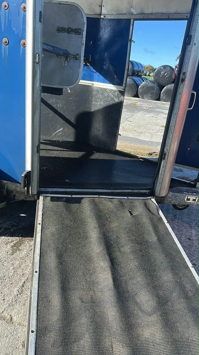 Horse Trailer - Image 3