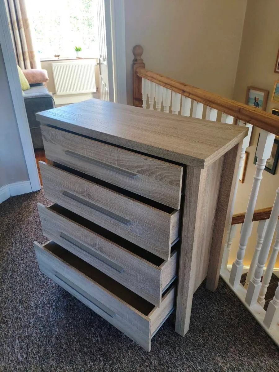 Chest of drawers - Image 1
