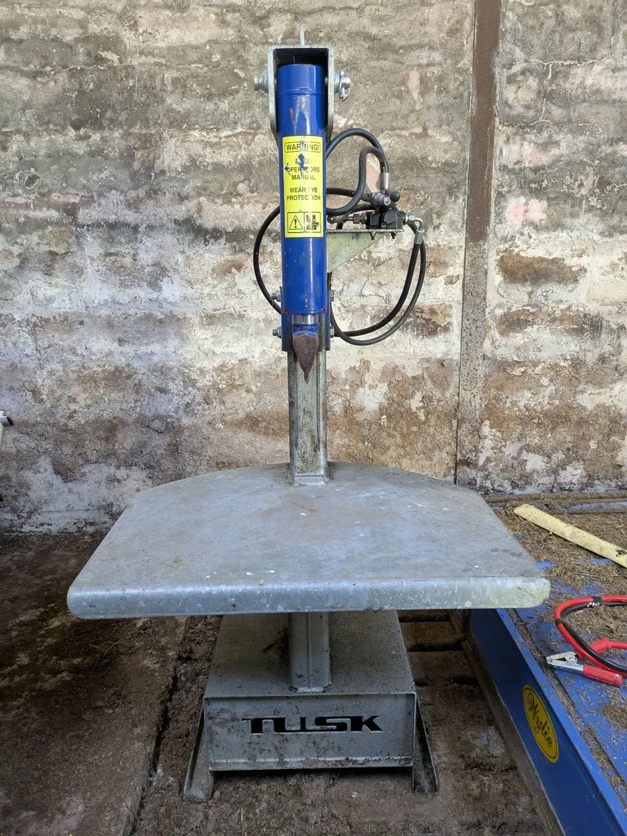 Tusk second hand 14 ton log splitter - Image 1
