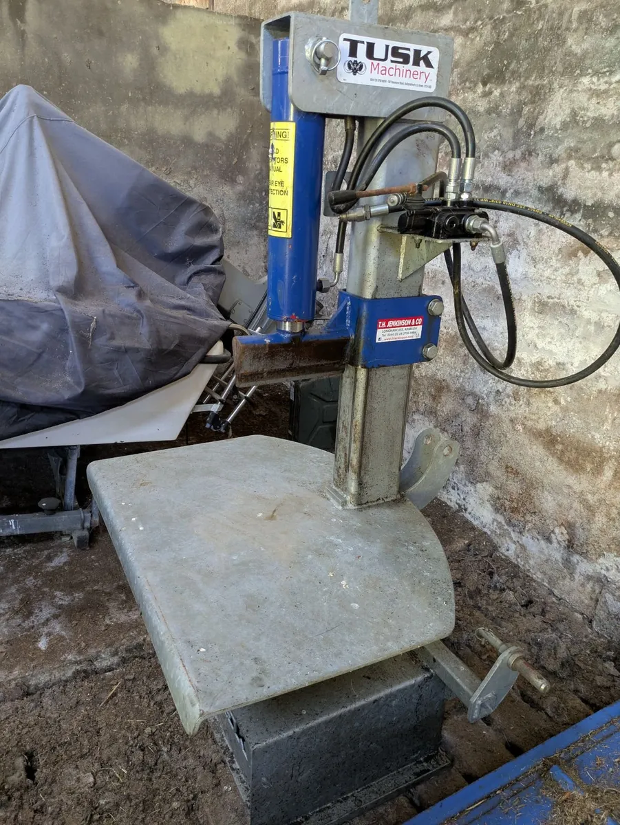 Tusk second hand 14 ton log splitter - Image 2