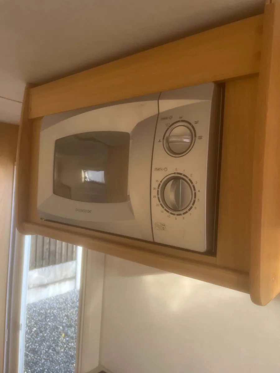 Lunar Quasar 546 - 6-berth family caravan - Image 4