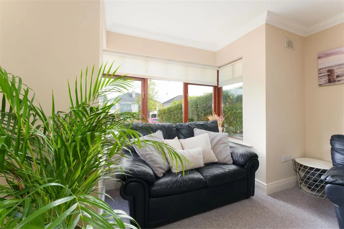 Suite of furniture - Image 1