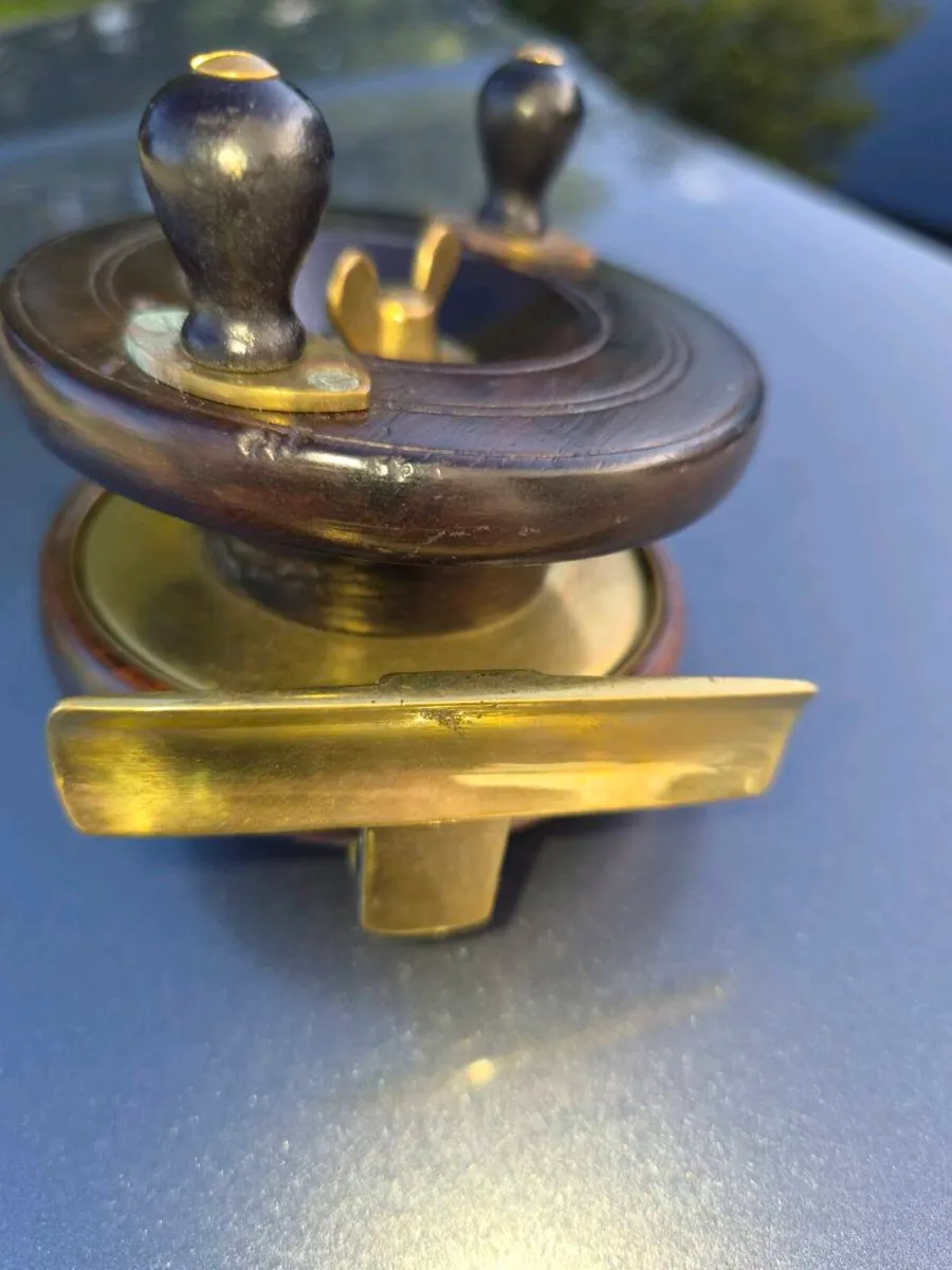 Old brass  fishing real - Image 3