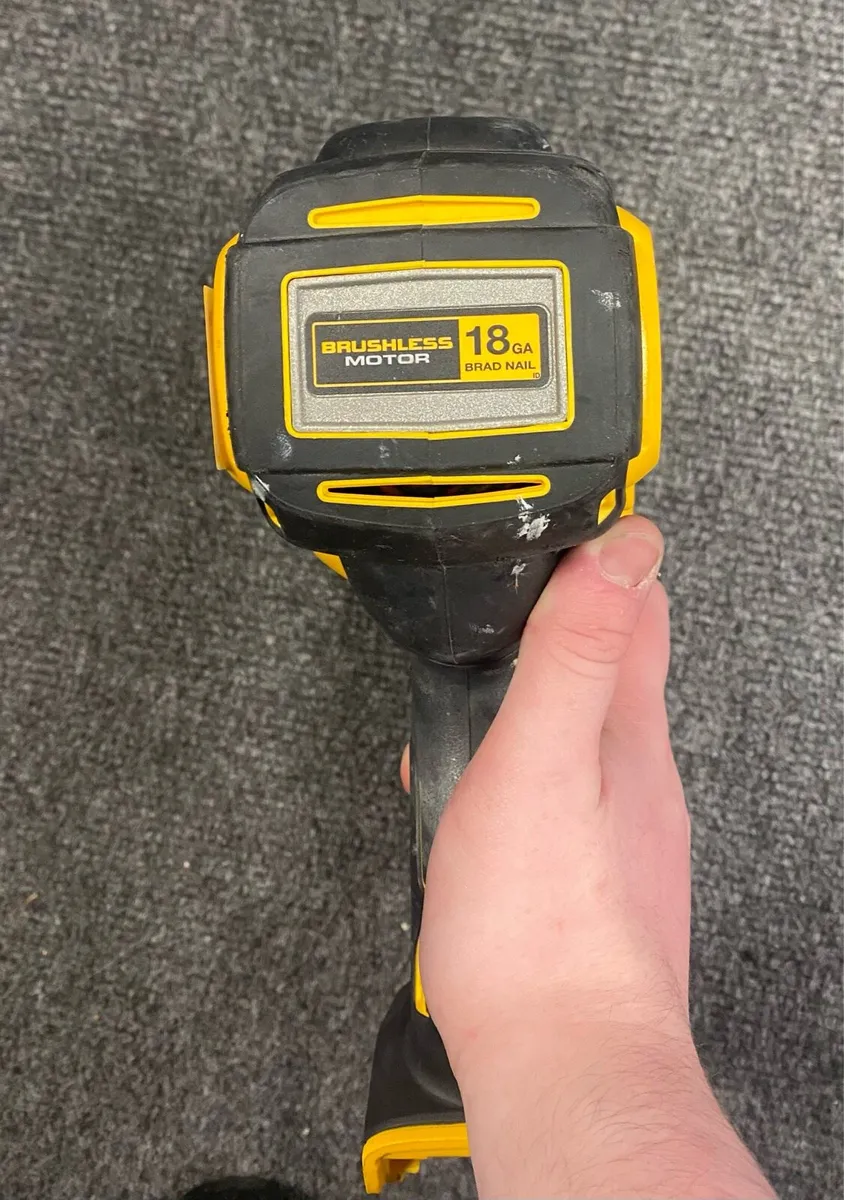 Dewalt DCN680N 18v Xr Nailer Bare - Image 2
