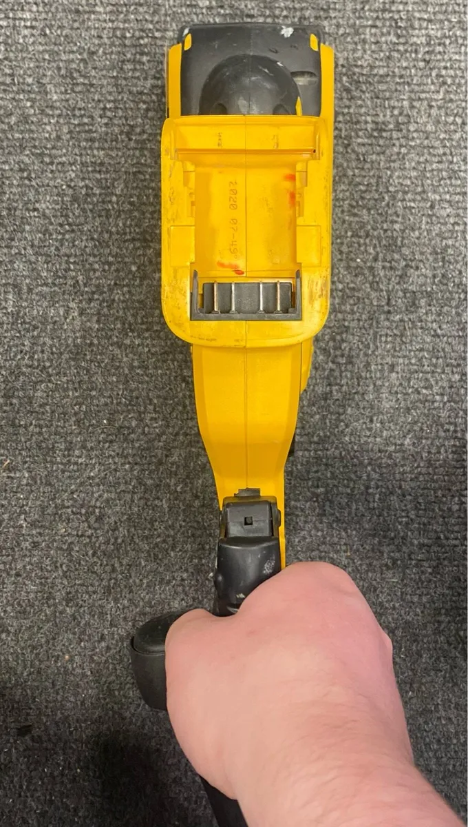 Dewalt DCN680N 18v Xr Nailer Bare - Image 4