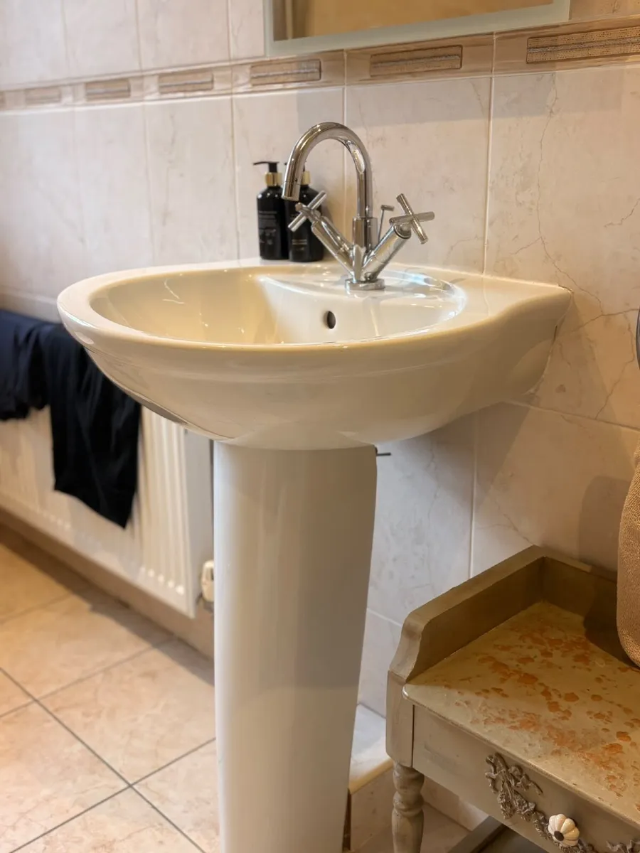 Bathroom sink & tap - Image 1