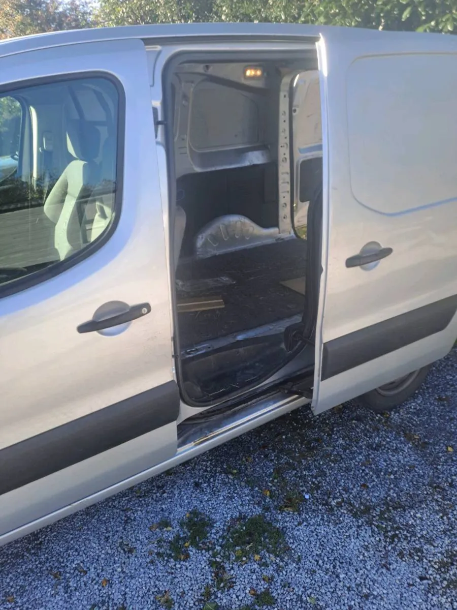 Van - Image 4