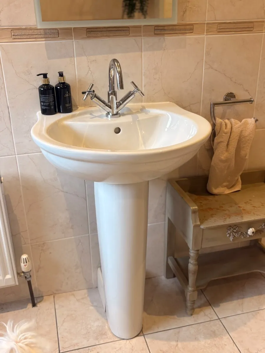 Bathroom sink & tap - Image 2