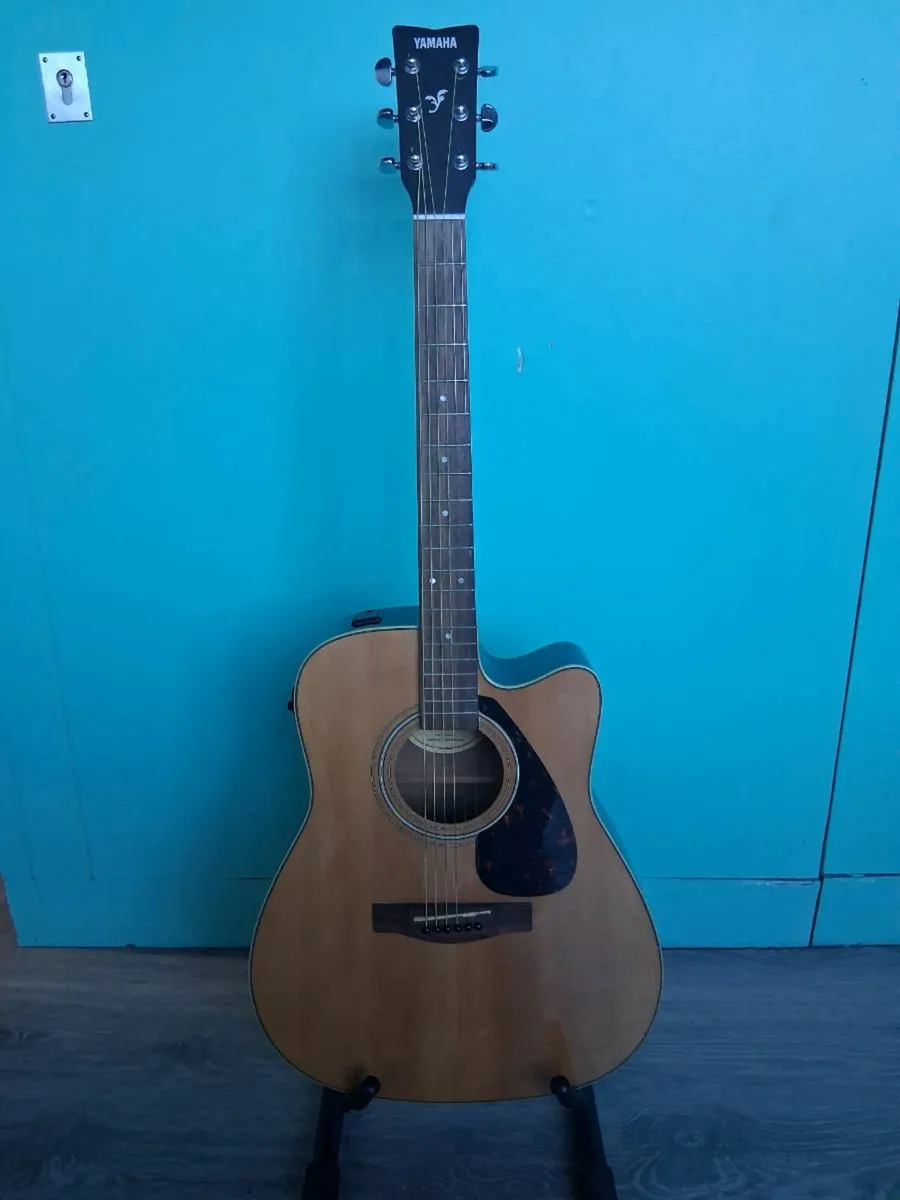 Yamaha electro accoustic guitar. - Image 1