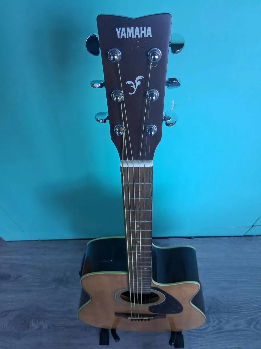 Yamaha electro accoustic guitar. - Image 2