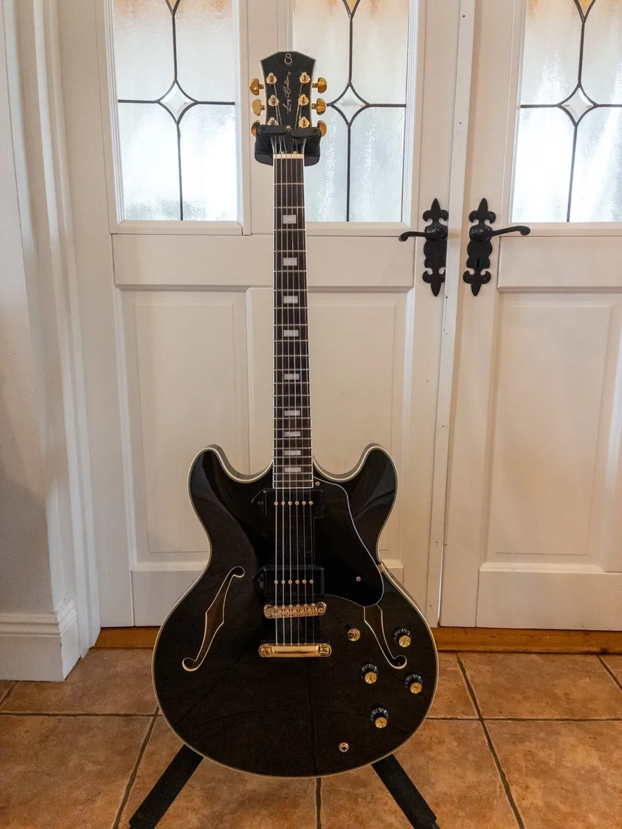 Sire Larry Carlton H7V BK guitar with P90s - Image 4