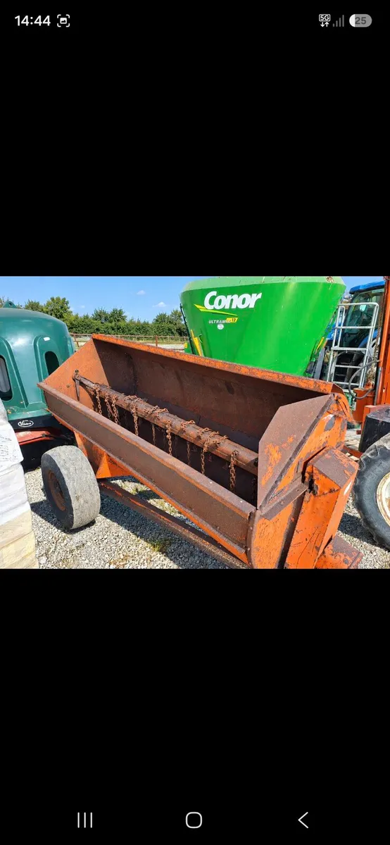 Side spreader muck spreader - Image 1