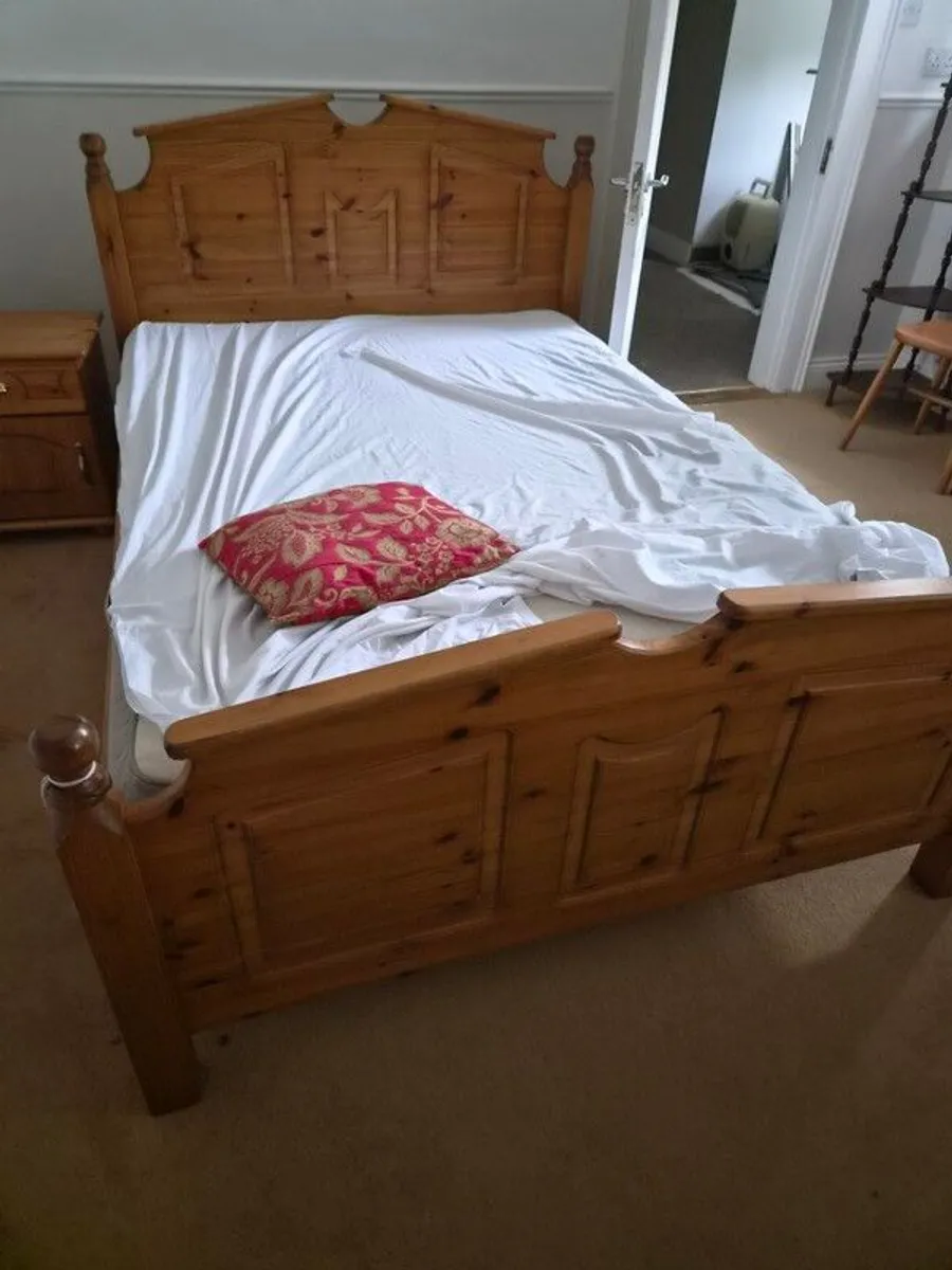 Double Bed and matching locker and chest of Drawers and Wardrobe - Image 2